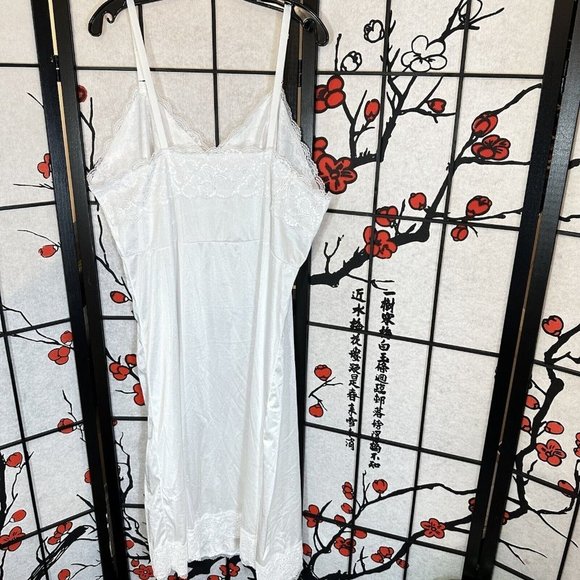 VELROSE PLUS SIZE WHITE SATINY SLIPPERY NYLON FULL SLIP Wide Lace Sz 50 New - Picture 4 of 6
